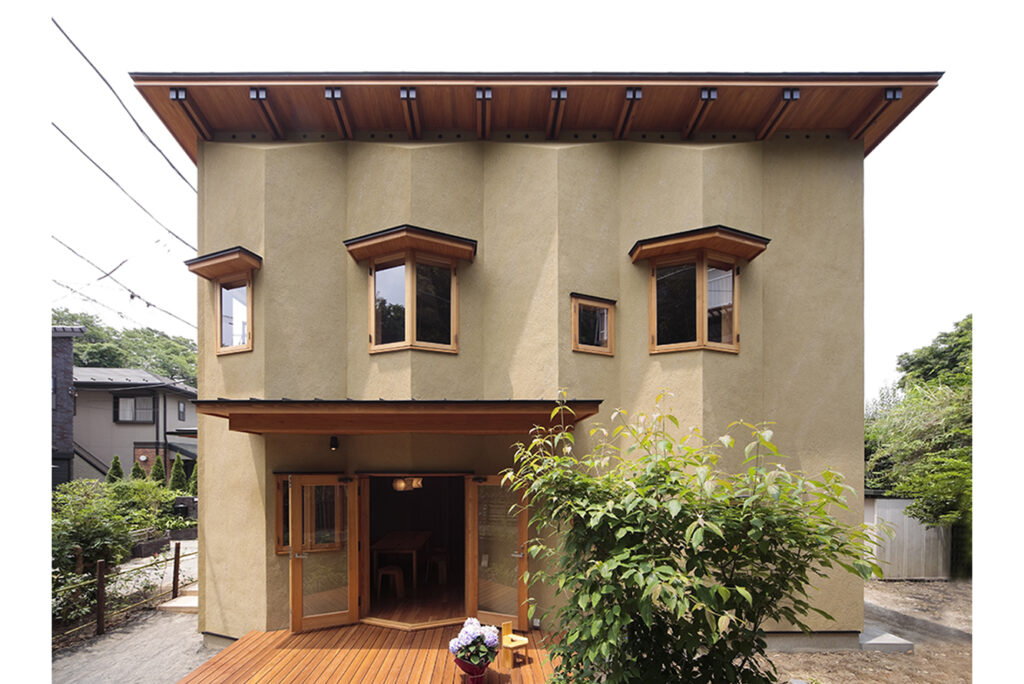 折れた壁が住まいを包み込む、砦のように力強い外観デザイン。