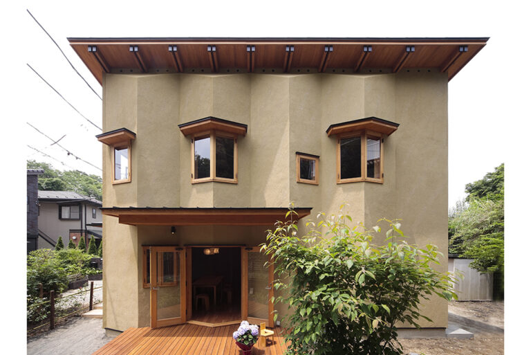 折れた壁が住まいを包み込む、砦のように力強い外観デザイン。