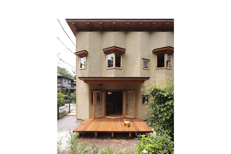 左官職人・久住有生氏による全面左官仕上げ。外観に象徴的な質感を与える表情。