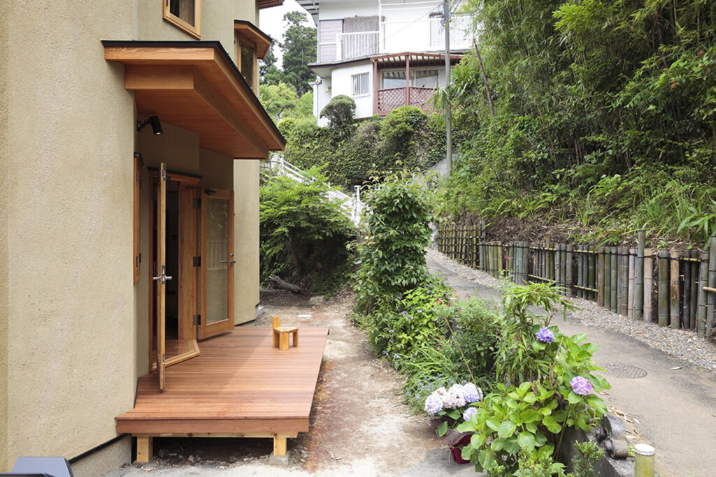 外のテラスに置かれた小さな椅子もオリジナル制作。暮らしに寄り添う造形。 （撮影　坂下智広）