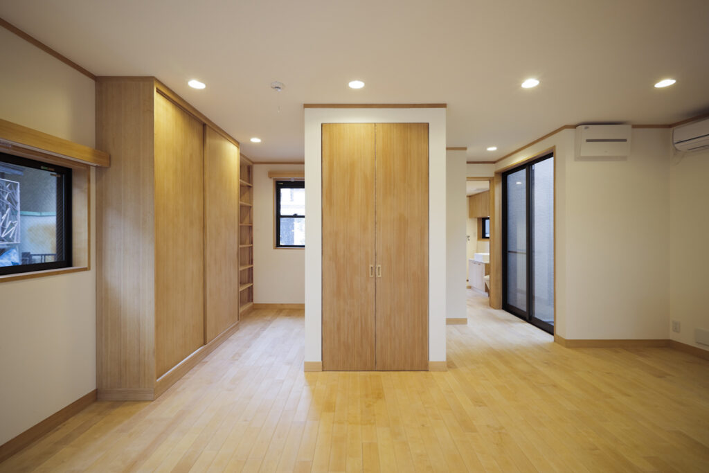 家具寸法を事前に計画し、暮らしに沿う配置へ。
限られた空間でも快適に暮らせるよう、ミリ単位で設計。
（撮影　坂下智広）