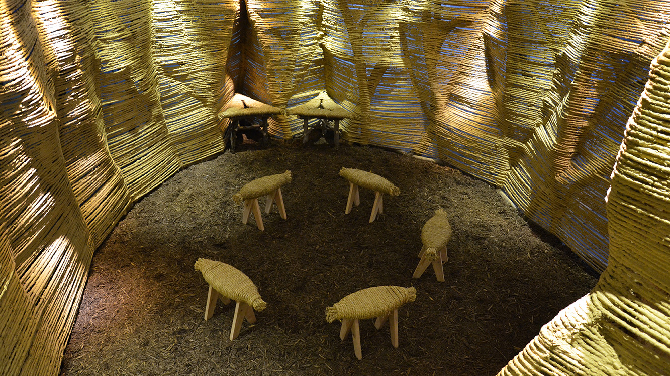 藁と雑木によるインスタレーション。自然素材のみで構成された素朴で力強い空間。