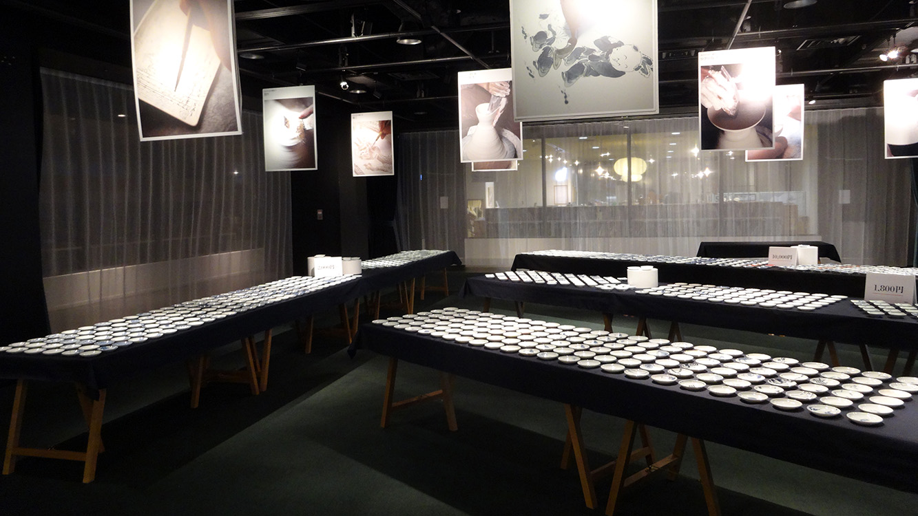 来場者の動線とスタッフ動線を考慮し、販売カウンターを斜めに配置。
会場のリズムと回遊性を高め、販売も好調に。