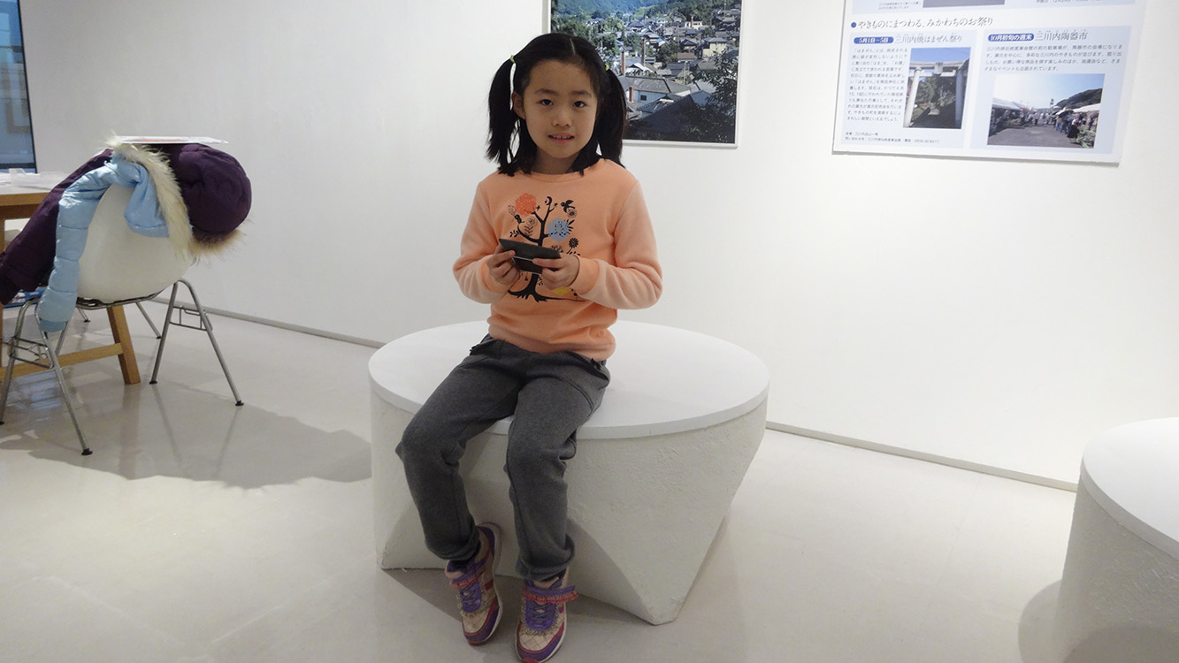 会場に不足していた休憩性を補うため設計したベンチ。展示と調和する最小限のデザインとした。