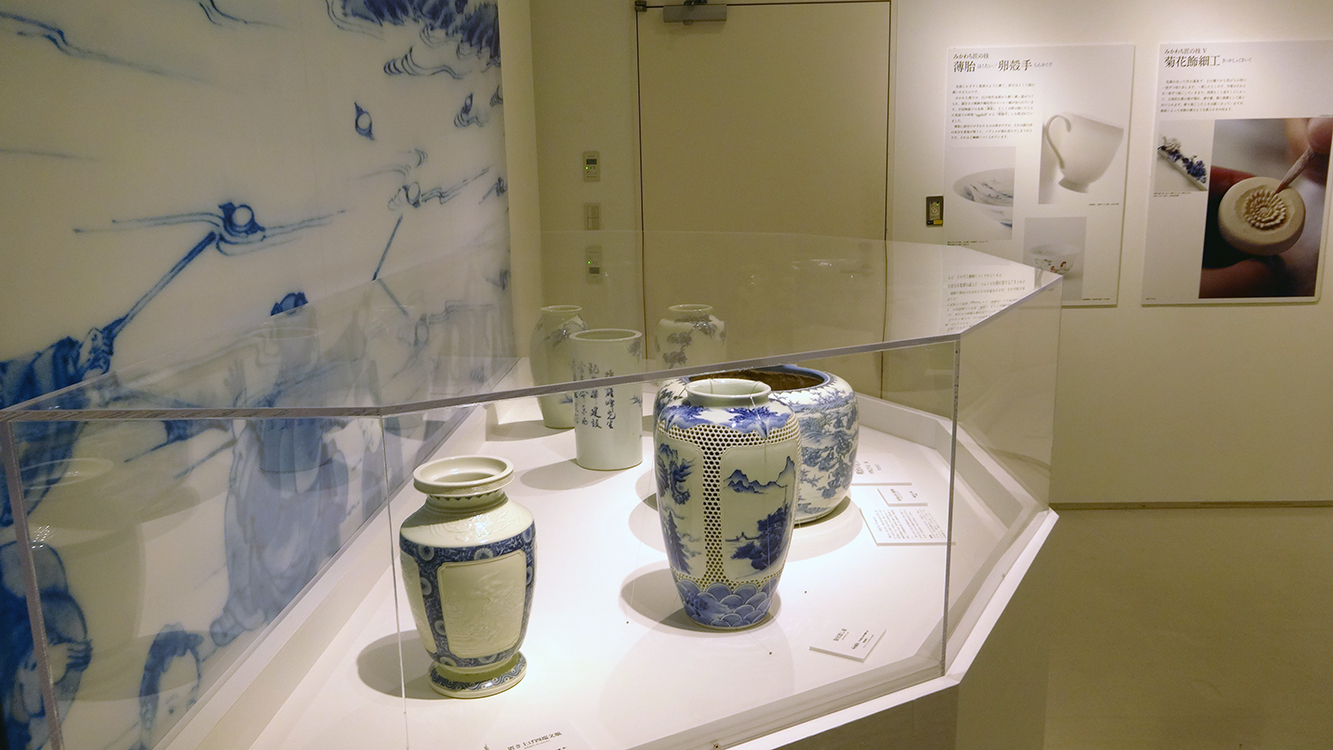 12角形を半分にした特注展示ケース。想像以上の存在感があり、展示空間の象徴的な要素に。