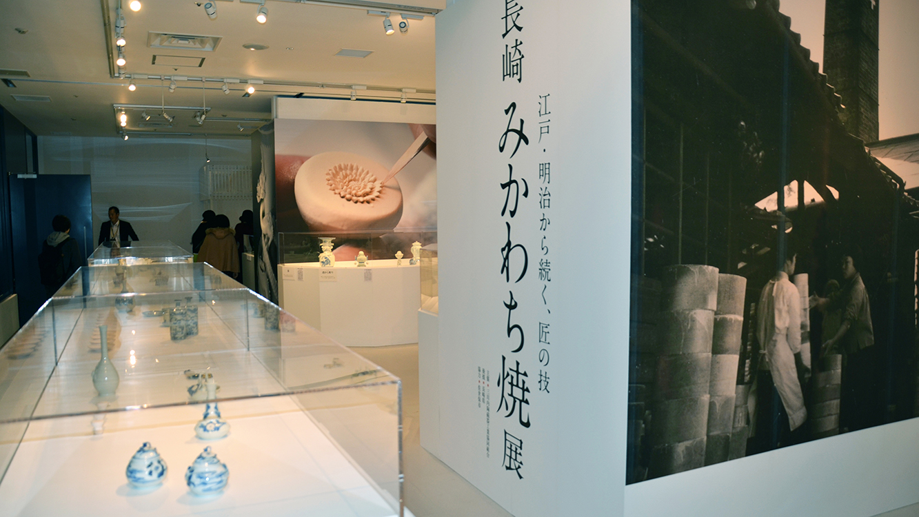 導線はシンプルな直線計画。周囲を気にせず作品に向き合える静かな鑑賞体験を意図。