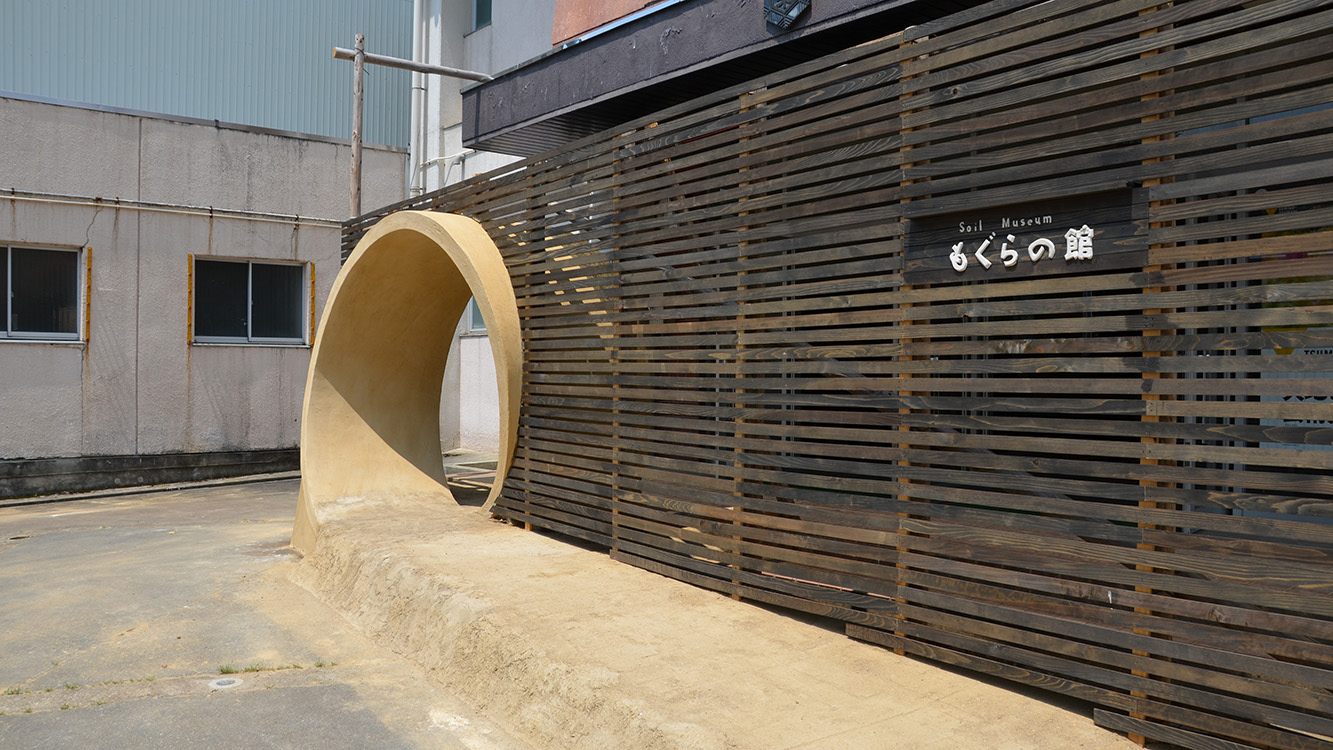 土間から塗り壁へと切り替わる難しい造形。左官の配合調整を重ねて仕上げた部分。