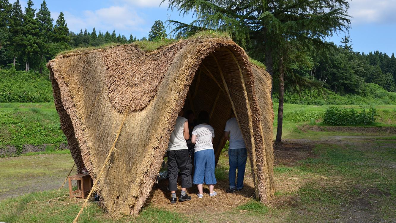 自然素材でつくった軽やかな小屋。来訪者を優しく迎え入れるエントランス的存在。