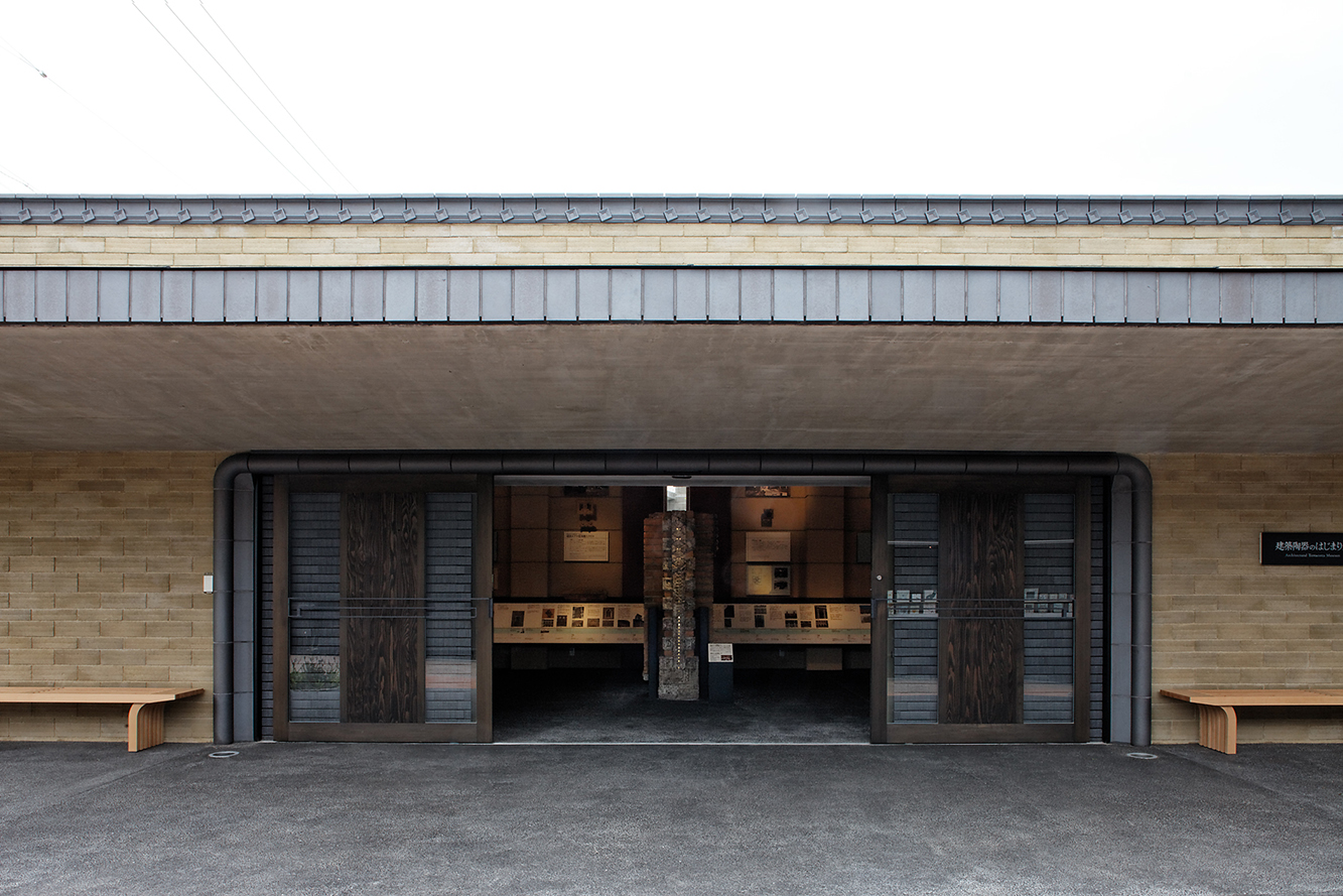 軒下のスペースは、ちょっとした休憩スペース。落ち着いた時間を楽しめます。