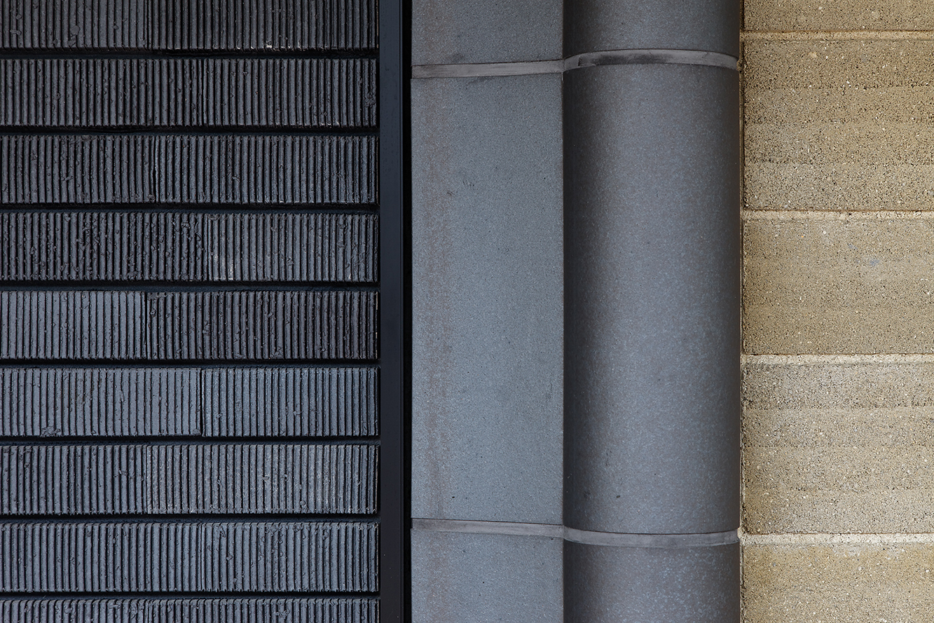 外壁に装飾されている黒いテラコッタは、弊社がデザインを試行錯誤し、新たに生み出したオリジナル製品です。伝統的な素材に現代的な色と質感を加えました。(
撮影すべて 日暮雄一)