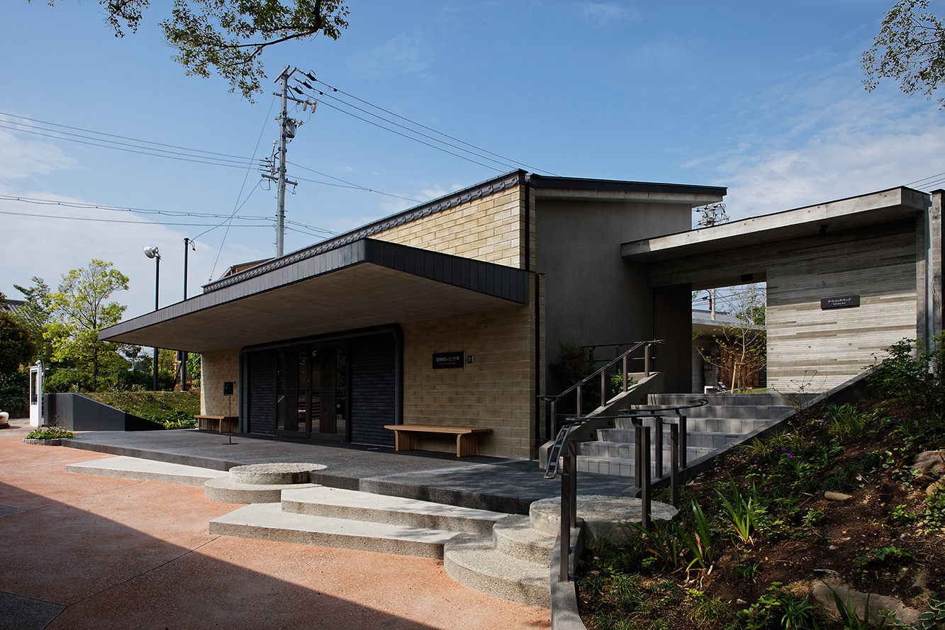 建物と展示作品が一体となるよう構成を最小限に。陶器の力強さが際立つ静謐な展示空間です。