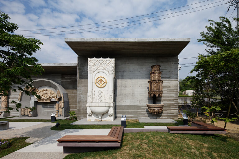 巨大な陶器作品を支えるためのコンクリート壁。陶器の時代背景とコンクリート建築の黎明期を重ね合わせた素材設計です。