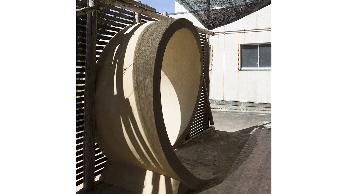 床がそのまま天井へと立ち上がる、らせん状のエントランス。境目のない不思議な空間体験。