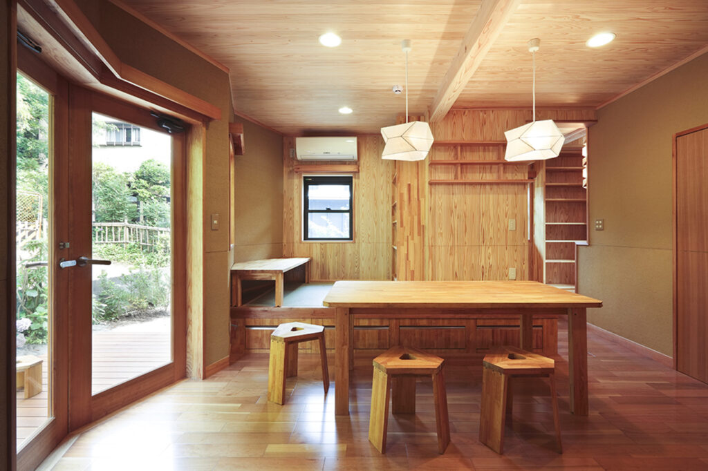 テーブルから照明まで、住まいに合わせてオリジナル制作したインテリア。