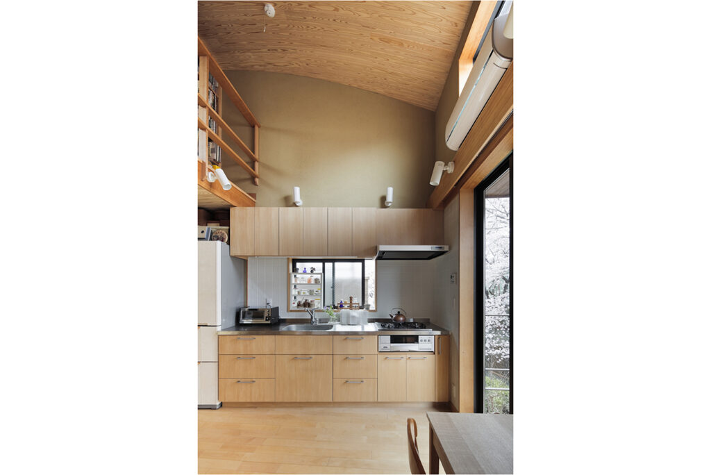 立体的につながる暮らしの中心空間。
高さと奥行きを活かし、コンパクトながら広がりを感じる構成。