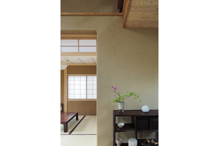 異なる仕上げが空間に奥行きを与える。
質感の異なる左官がやわらかな陰影を生み、空間に奥行きを追加。
