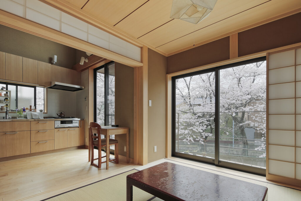 土壁と手づくり照明がつくる落ち着いた空間。
自然素材の温かさが静かな居心地を生み出す。