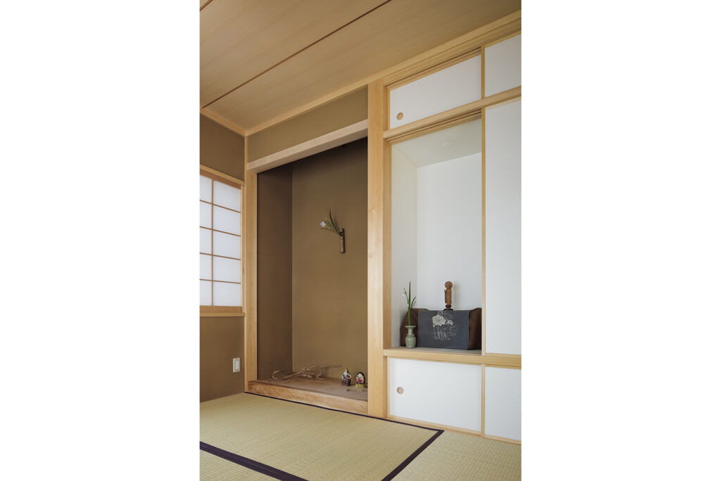 床の間と仏壇が備わる、敬意と落ち着きのある空間。
暮らしに寄り添う和のしつらえを現代的に再構築。