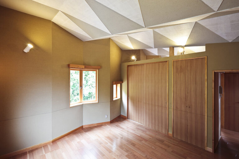 土壁と和紙を組み合わせた柔らかな室内。連続する折れ天井が奥行きを生む。