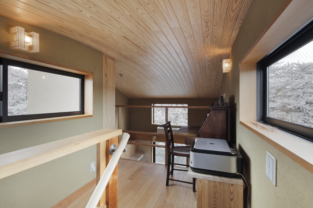 杉の小幅板を現場で曲げて仕上げた柔らかな天井。
曲面によって包まれるような室内体験をつくっている。