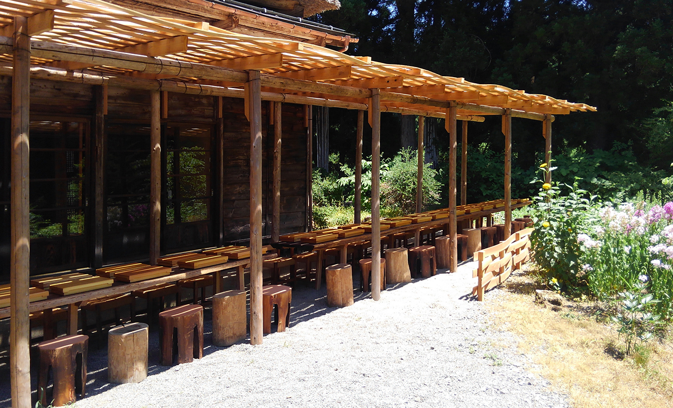 「うぶすなの家」の中庭に設置した食事用テラス。木組みの陰影が心地よい場をつくる。