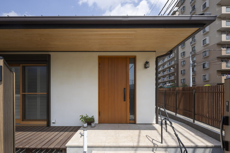 軒を深くした玄関口。造形を抑えたシンプルな構成としました。