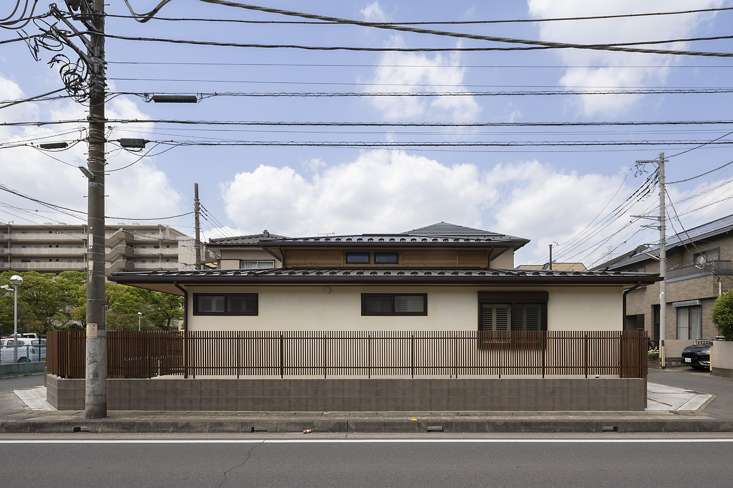 深い軒が左官外壁を守り、素材の美しさを長く保つ外観デザイン。