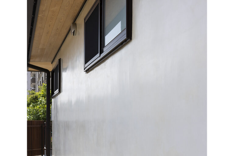 蔵の佇まいを思わせる土佐漆喰の磨き仕上げが外観に静けさを与える。