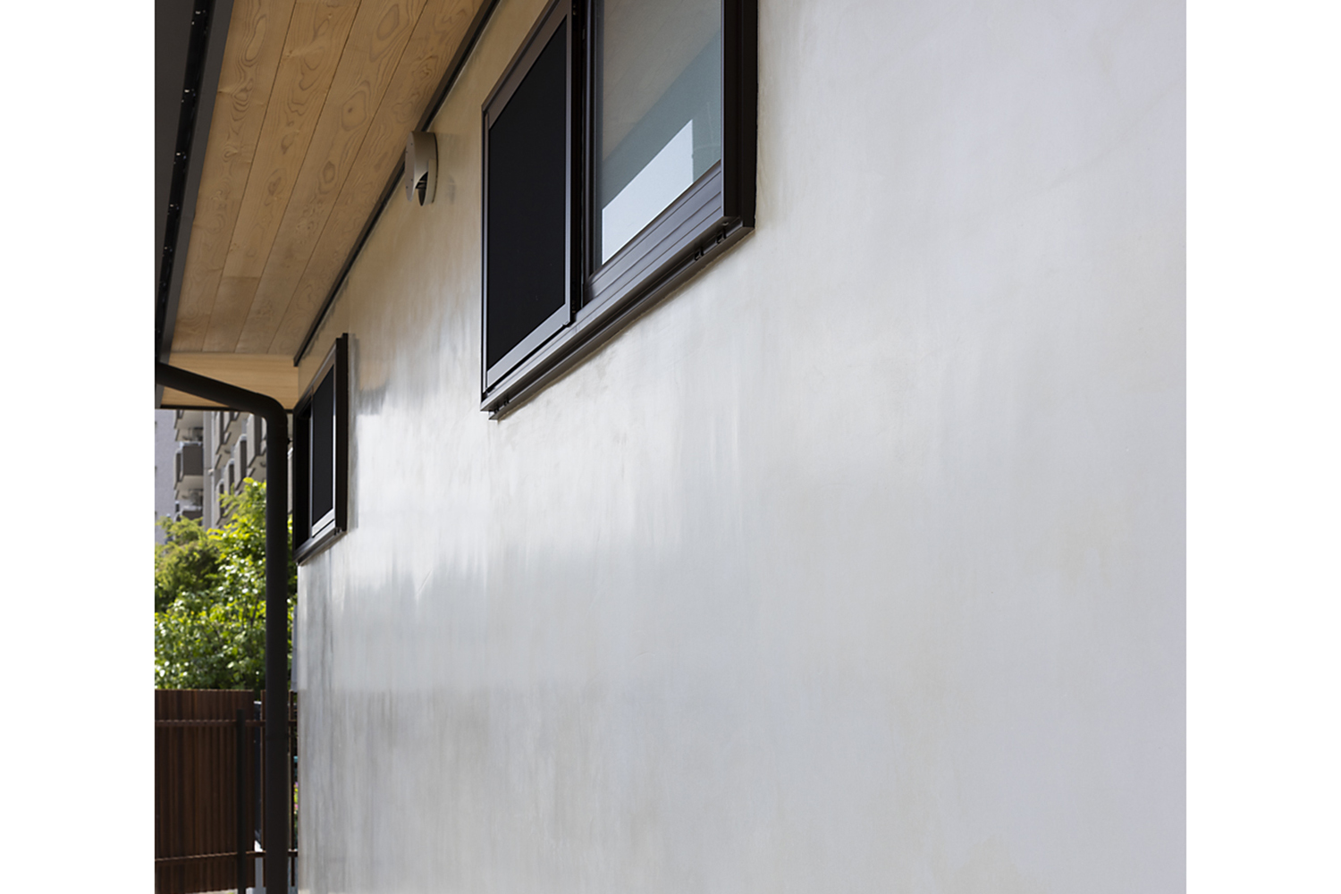 蔵の佇まいを思わせる土佐漆喰の磨き仕上げが外観に静けさを与える。