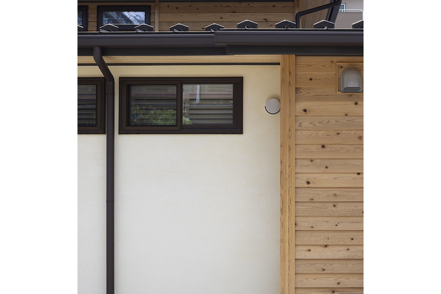 北面外壁は無塗装の木仕上げ。“ささら子”で押さえ素材感を引き出す。