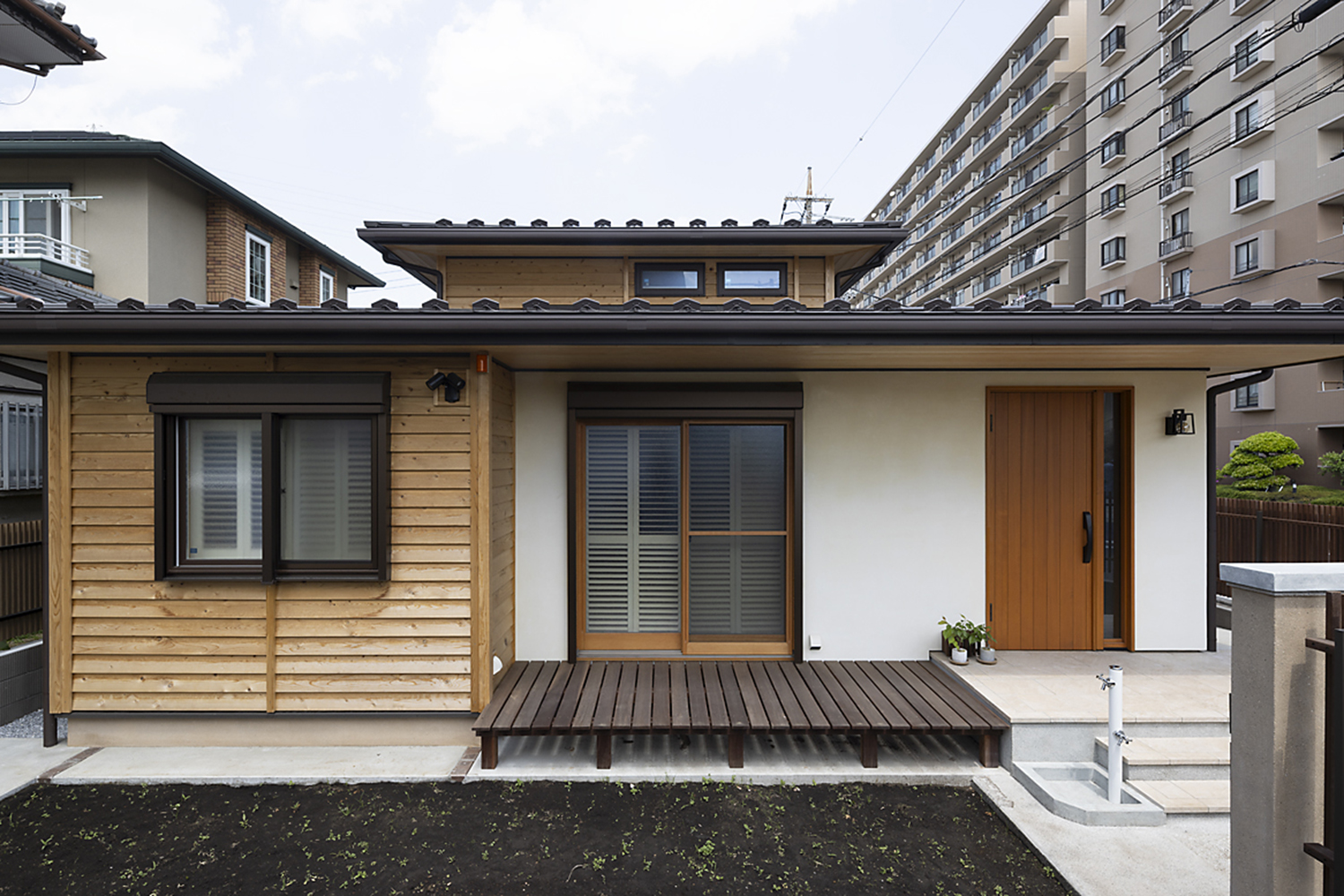 中央のLDKに穏やかな光を届ける高窓。全体のプロポーションを整えながら天井の高さを設計しています。