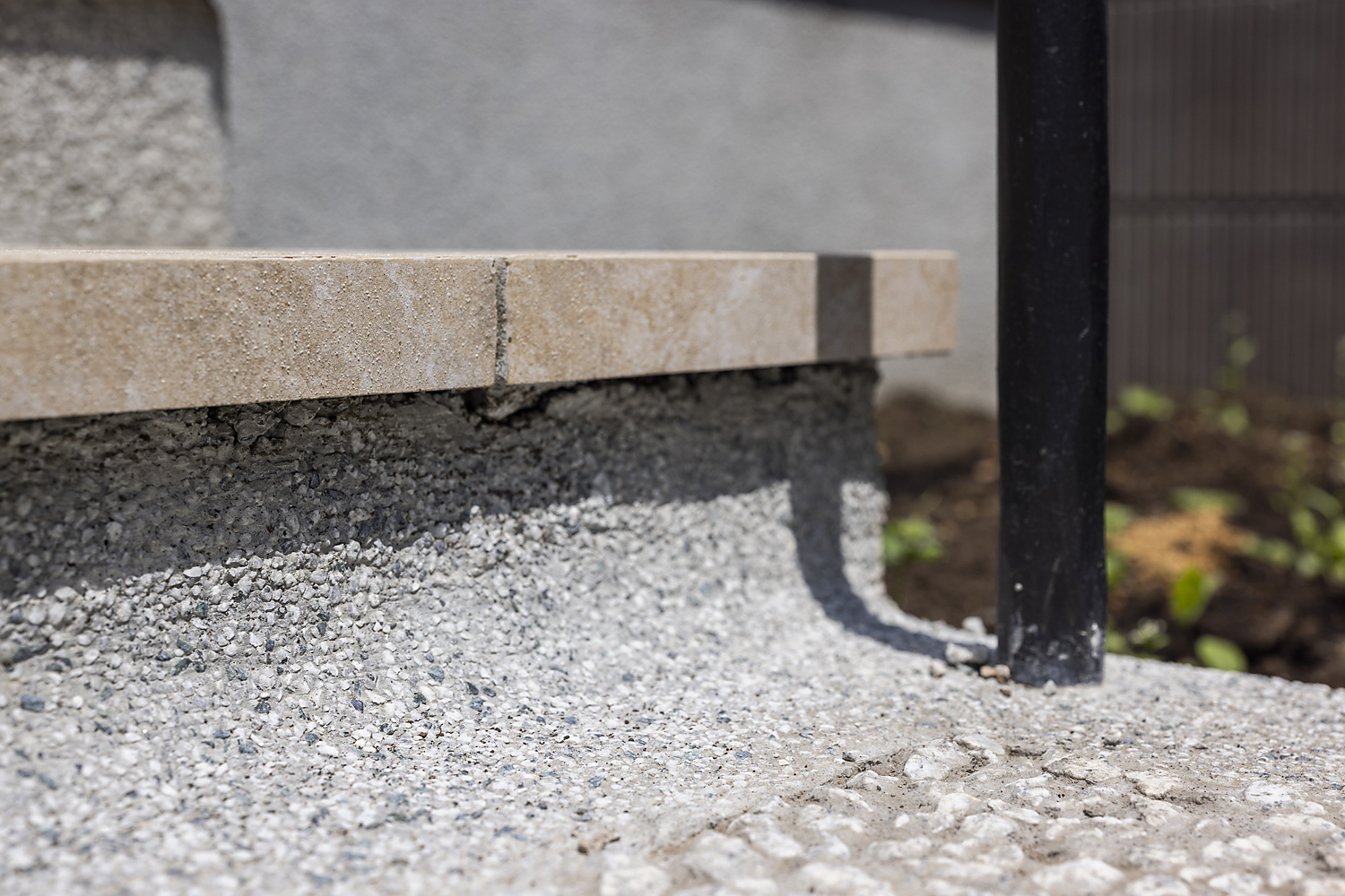 玄関階段の納まりには柔らかな丸みを採用。
直線的な構成の中に、優しい曲面をひそませています。