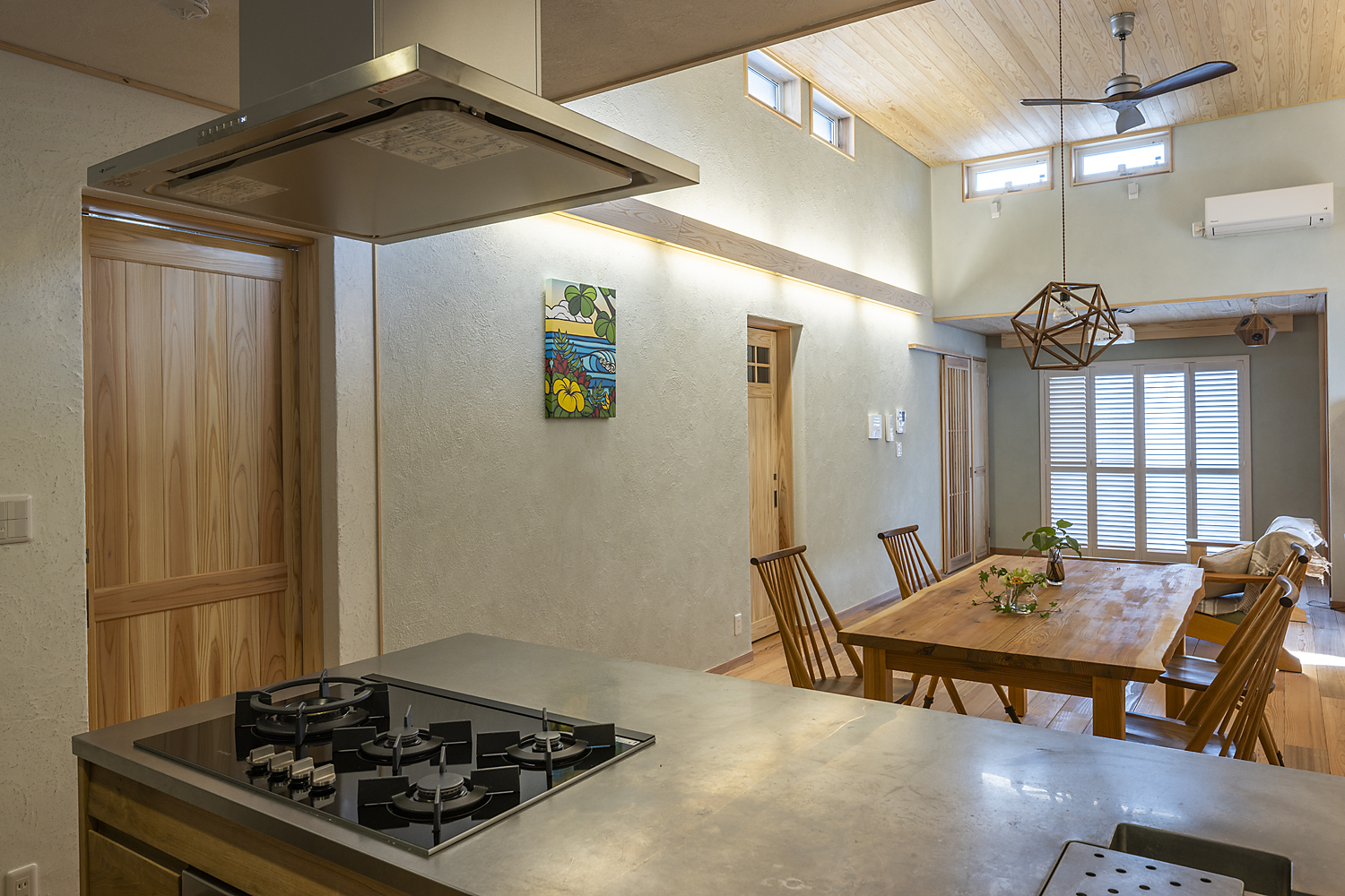 はんだ漆喰の撫で切り仕上げ。十和田石の砂が淡い緑色を生む独特の表情。