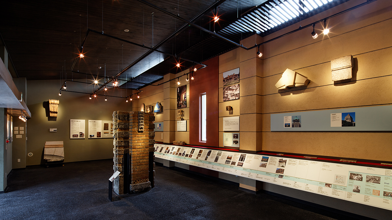 テラコッタや建築装飾の展示とともにこの時代に活躍したスクラッチタイルの変遷についても解説しています。とても貴重な展示となっています。