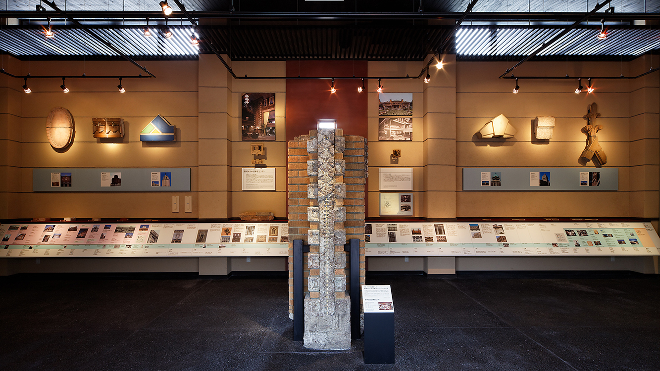 一つ一つの作品は、すでに失われた建物の一部として保存されています。この空間を通じて、建築陶器が持つ歴史的な価値と物語を体感していただくことを最大のテーマとしました。