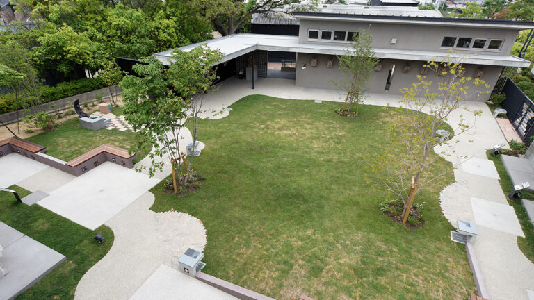 大正〜昭和初期の建築陶器を屋外で展示する特別なパーク。失われた建築の断片がここで息を吹き返します。