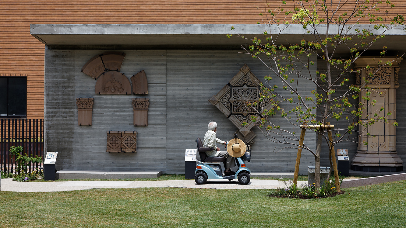 誰もが鑑賞しやすいようスロープを設置。植栽に囲まれ、屋外で陶器の存在感をのびやかに味わえる空間です。