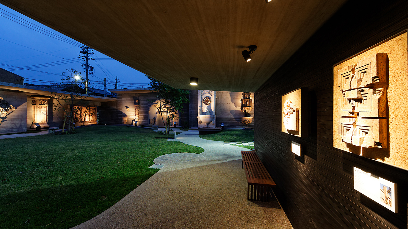 軒下に作品を配置し、陶器を自然に保護。直接触れて質感・歴史を体感できます。