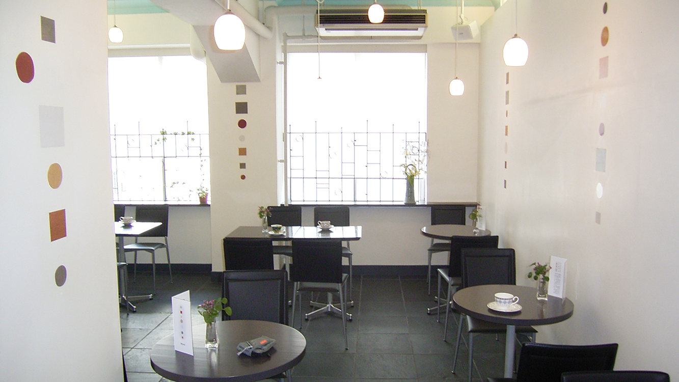 白と黒のコントラストを基調とした内装。昭和初期建築の骨格を活かし、落ち着いたモノトーン空間に再生。