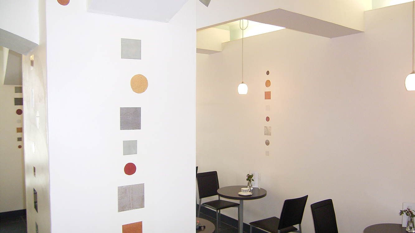 壁面に埋め込まれた色土の幾何学模様。左官職人のみが扱える高度な磨き仕上げで、空間のアクセントに。