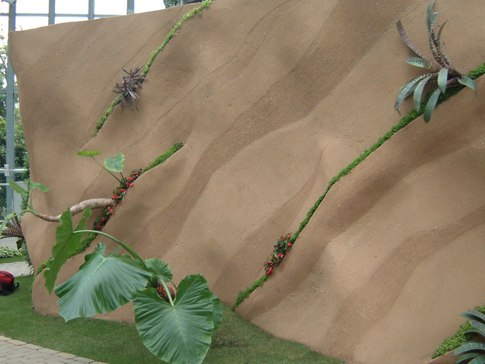 和とも洋とも言えない独自の佇まいを持つ壁面。人工温室の中に新しい自然観をつくり出す。