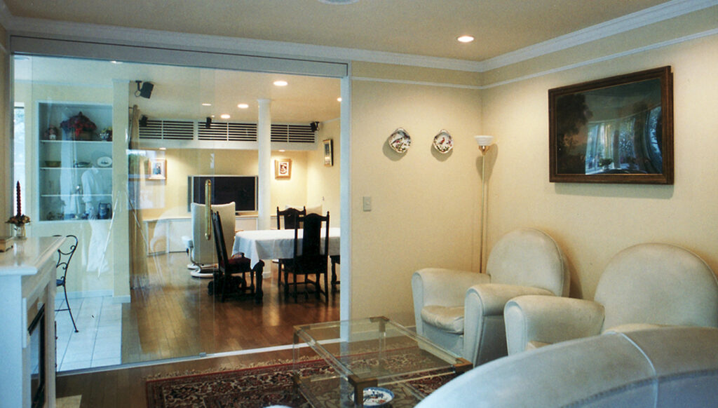 2つのリビングをつなぎ、ひと続きの大空間へ再構成。