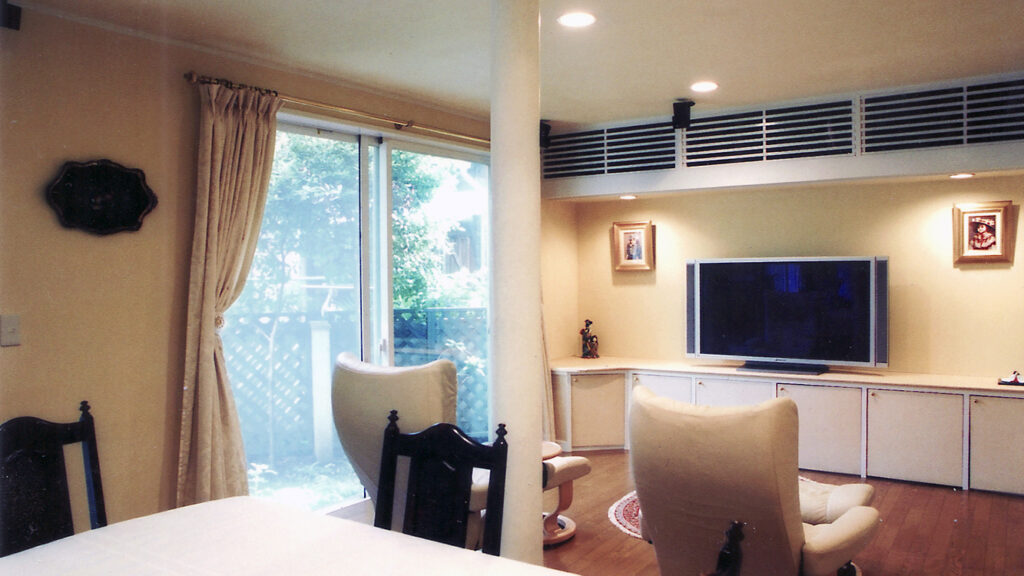 撤去できない柱を丸く整え、インテリアと調和させた仕上がり。