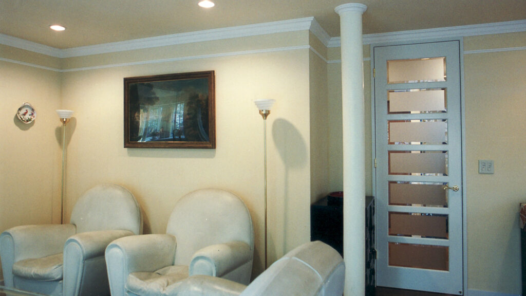 淡い黄色の漆喰が光を柔らかく反射し、空間に統一感を生む。