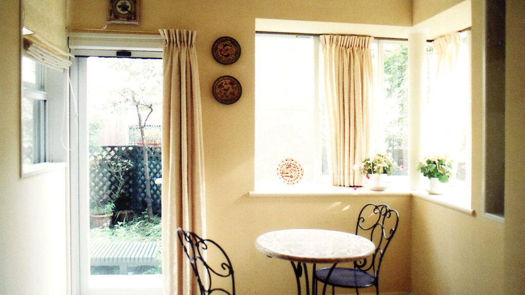 床段差のないフラットな空間として、明るい居場所を確保。