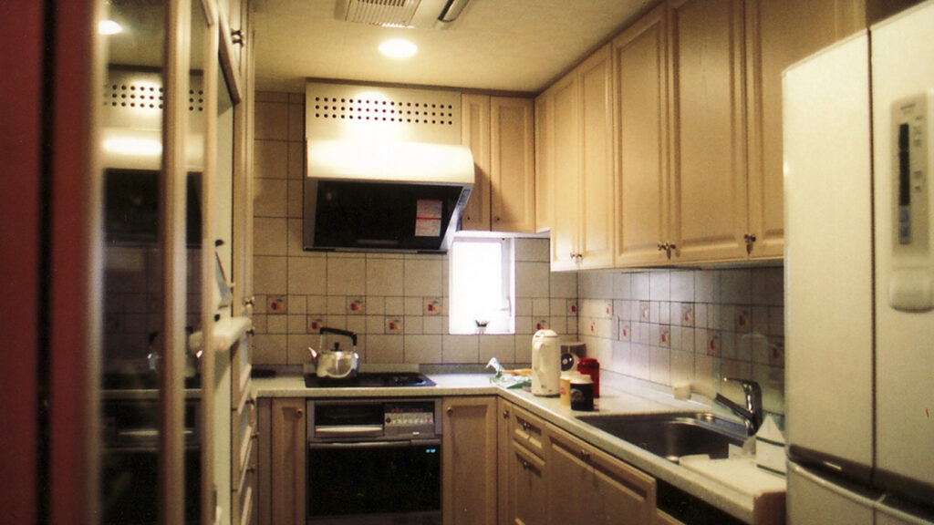 細長い浴室・脱衣室をキッチンへ転用し、暮らしの動線を再構築。