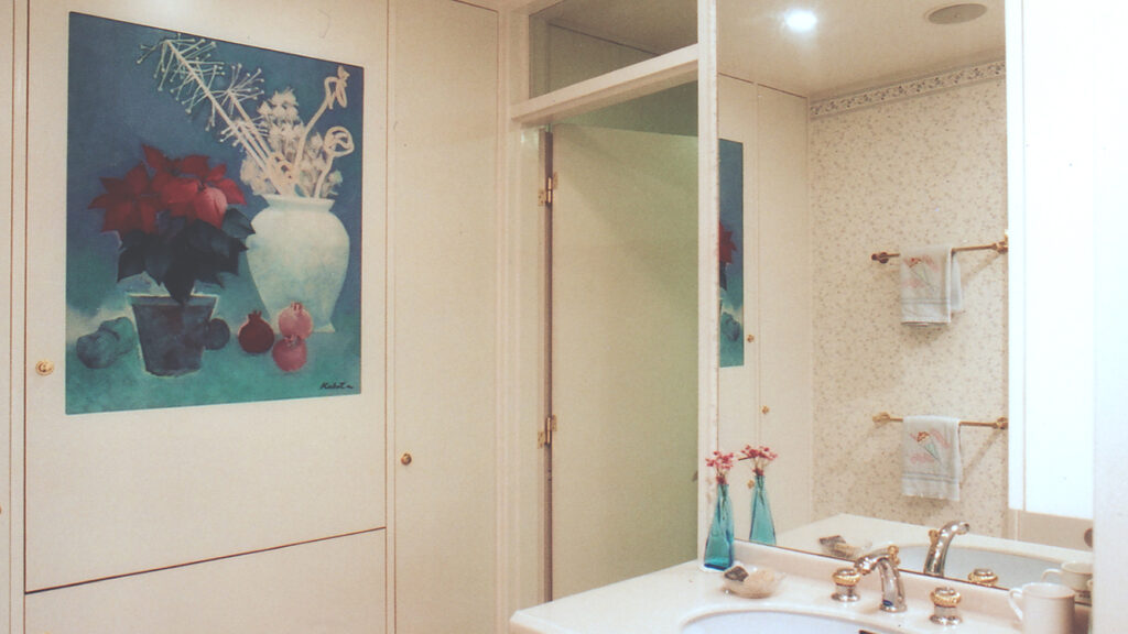 真鍮金物が映える、白を基調とした上質な水まわり。