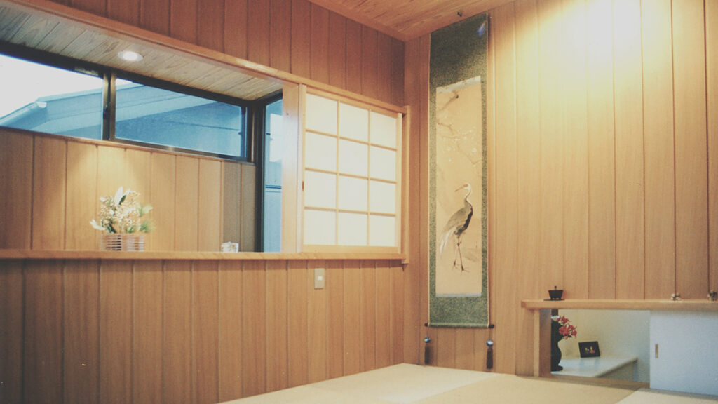 小さな床の間を設け、落ち着きある和の雰囲気を演出。