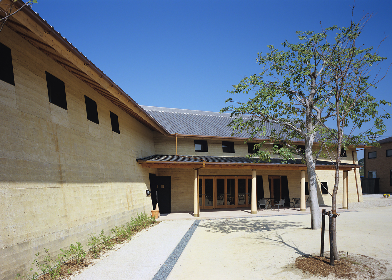 土・木・瓦という常滑らしい素材を、モダンな構成で再解釈。