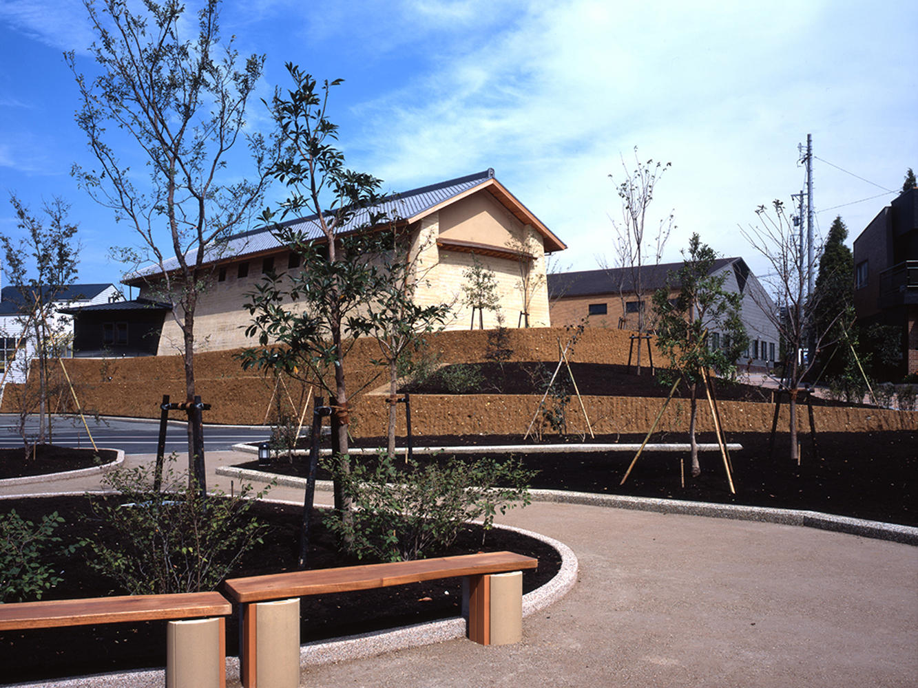 地元の土を用いた外壁。風景に溶け込む量塊としてデザイン。